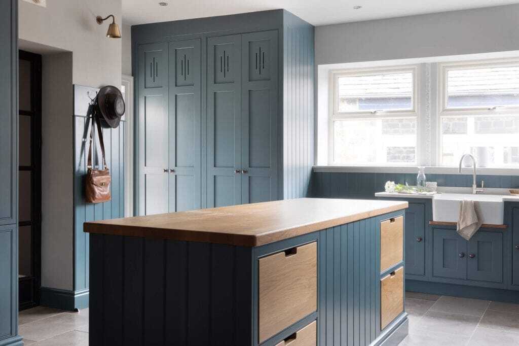 A large kitchen that can now maximise kitchen space after using vertical kitchen storage. 